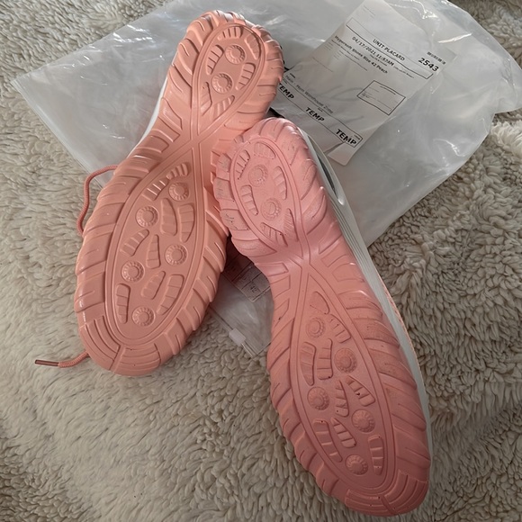 Hyper soft Sneaker. Never worn size 42 - Picture 5 of 5